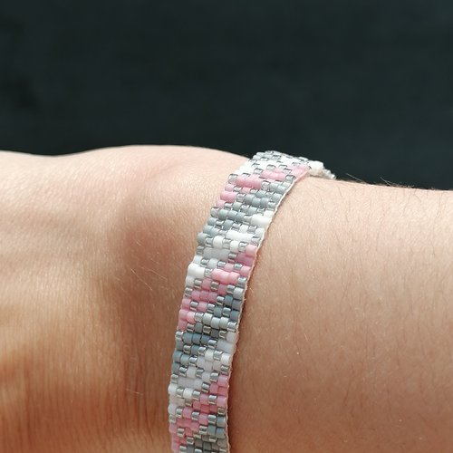 Bracelet tissé motif géométrique blanc, gris et rose en perles miyuki
