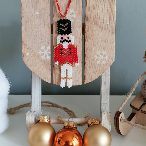 Décoration de noël casse noisette rouge et noir en perles miyuki