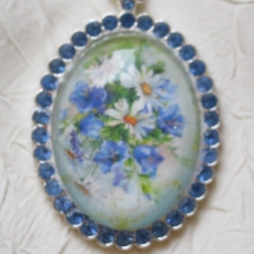 Collier pendentif fleuri bleu