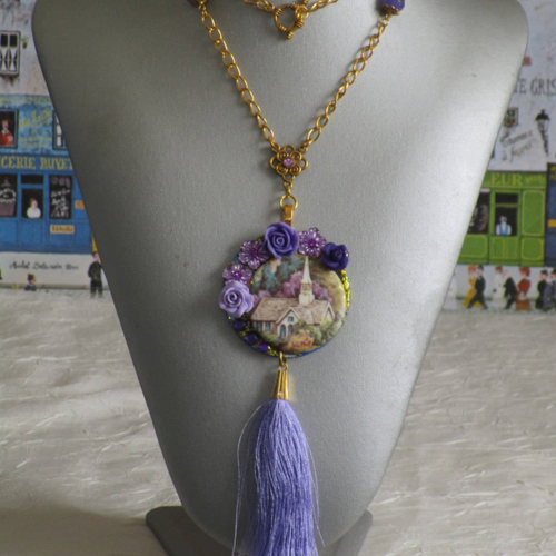 Ravissant collier plastron pendentif "une eglise dans un jardin fleuri"