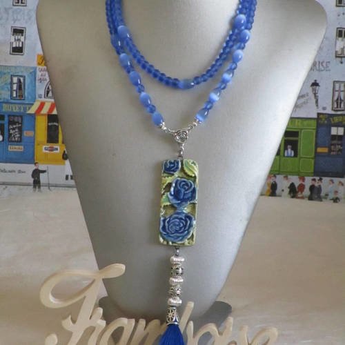Ravissant collier sautoir perles et céramiques "roses bleues"