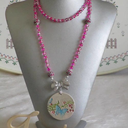 Ravissant collier sautoir en perles de verre pendentif "papillon et fleurs"