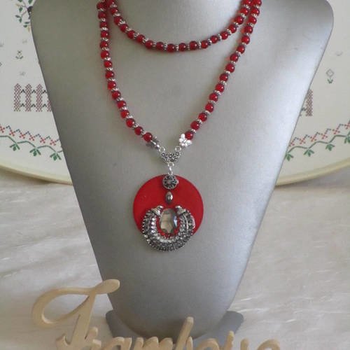 Ravissant collier sautoir en perles de verre et bois laqué "rouge"