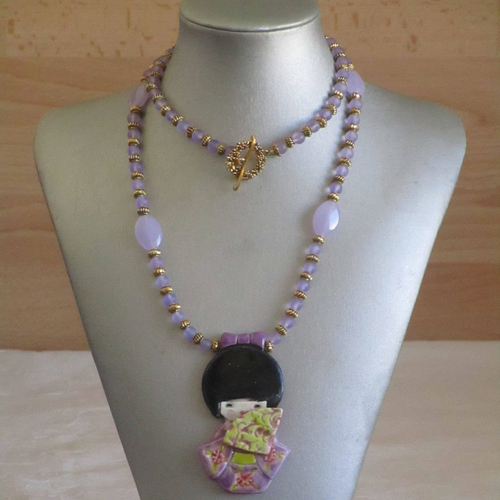 Ravissant collier plastron en perles et céramique "une jolie kokeshi"