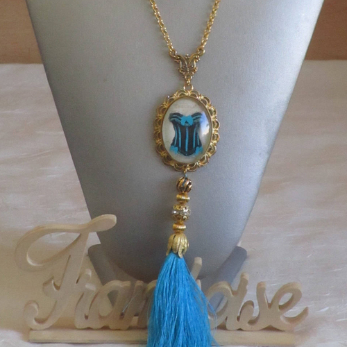 Ravissant collier plastron avec cabochon en verre "un appel au désir"