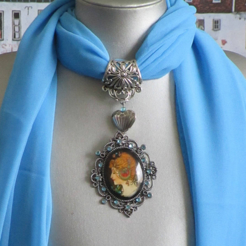 Bijou pour foulard en métal argenté "une reproduction d'une oeuvre de mucha"