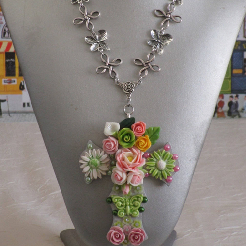 Reserve - magnifique collier pendentif "série de croix fleuries 29"