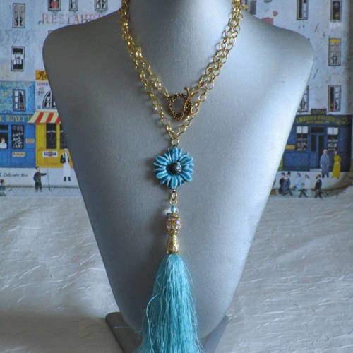 Charmant collier avec pendentif en céramique "une gerbéra turquoise et un pompon"