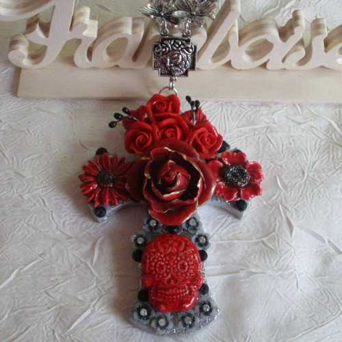 Collier pendentif "série de croix fleuries "