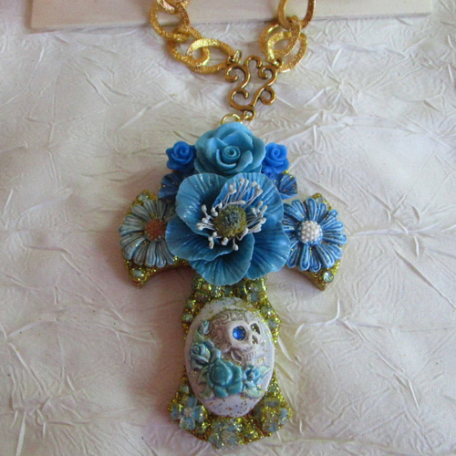 Collier pendentif "série de croix fleuries "