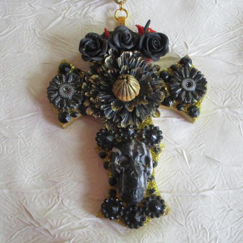 Reservee - collier pendentif "série de croix fleuries"