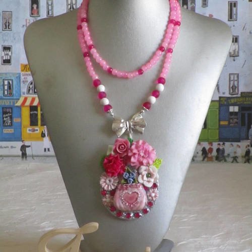 Vendu - ravissant collier plastron pendentif  "un panier de fleurs parmi les fleurs"