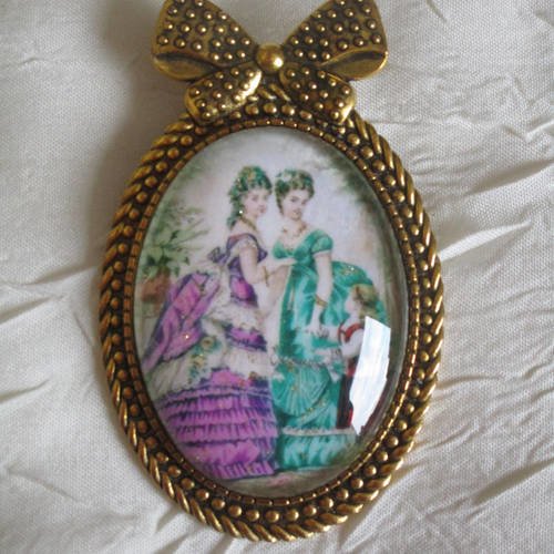 Broche en métal doré "série de femmes contemporaines de la comtesse de ségur 2"