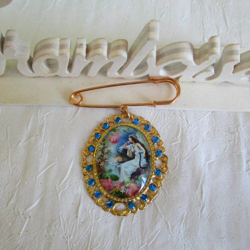 Broche en métal argenté et verre "la dame à la lire"