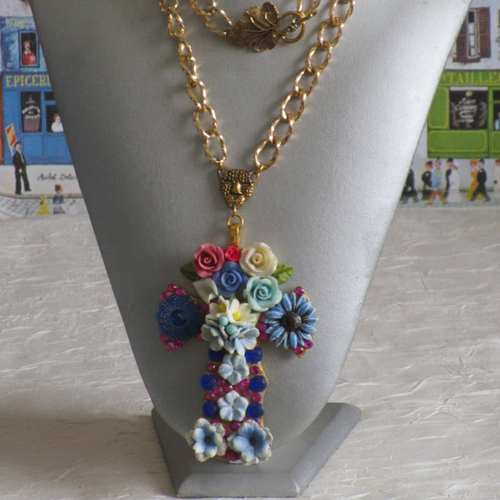 Collier pendentif "série de croix fleuries"