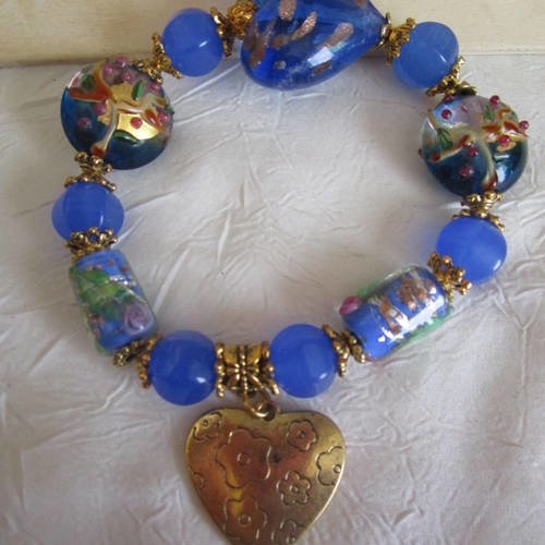 Bracelet doré en perles lampwork bleues "coeur".