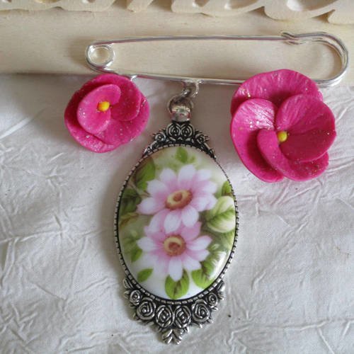 Broche métal argenté  épingle de kilt et cabochon en porcelaine "des fleurs rose"