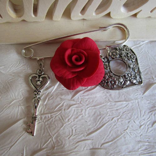 Broche métal argenté  épingle de kilt  "une rose rouge et 2 breloques"