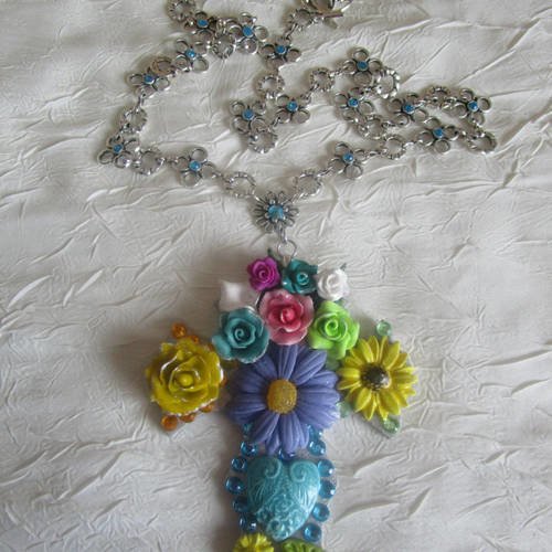 Collier pendentif "série de croix fleuries"