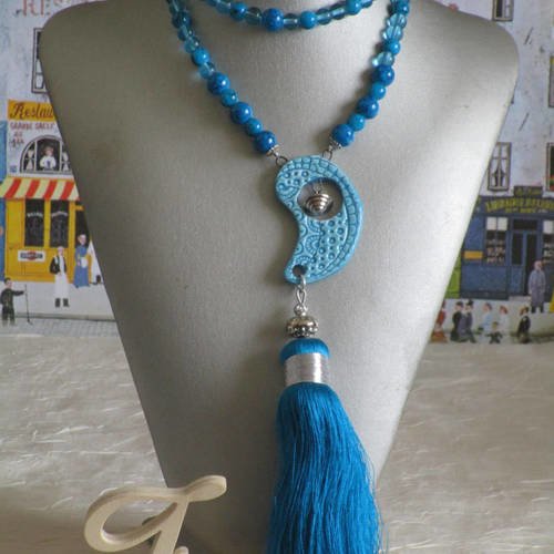 Ravissant collier pendentif court en perles avec connecteurs en céramique et pompon