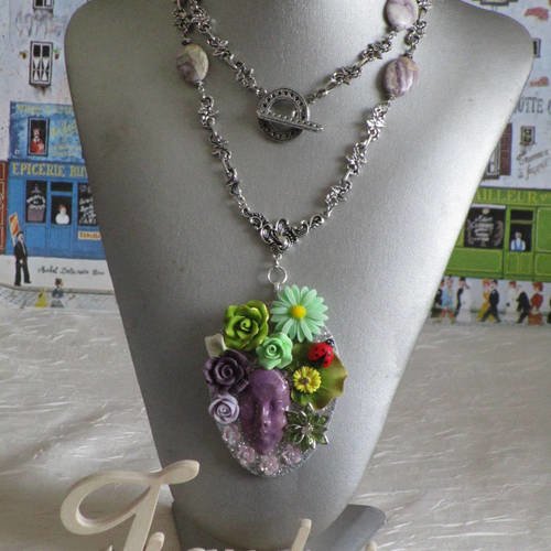 Ravissant collier plastron pendentif "un visage altéré entouré de fleurs"