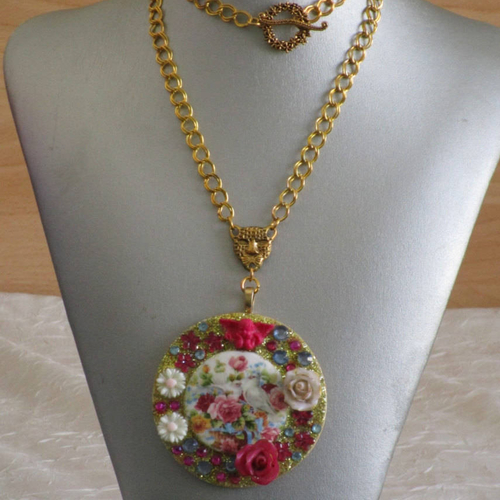 Collier pendentif  plastron "un bouquet de roses !"