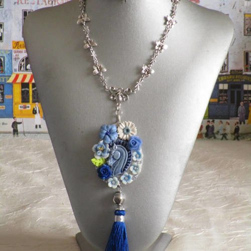 Ravissant collier plastron pendentif "une jolie tête de cheval bleue"