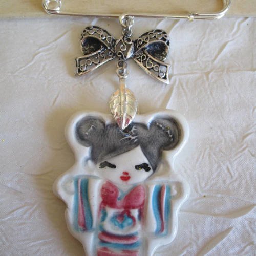 Broche métal argenté et céramique "une adorable kokeshi"