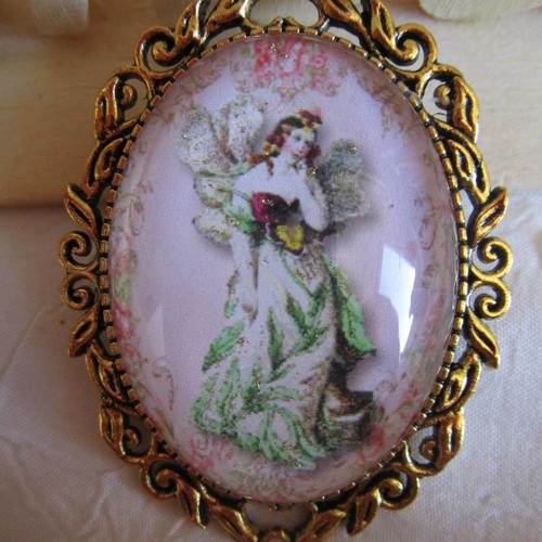 Broche en métal doré "une elégante du 19 ème en rose"