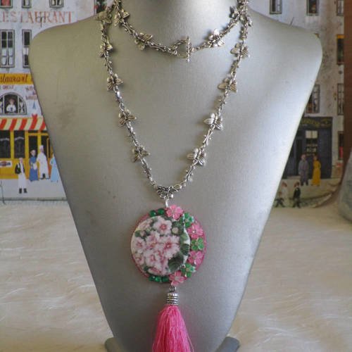 Ravissant collier plastron pendentif "un bouquet de fleurs roses"