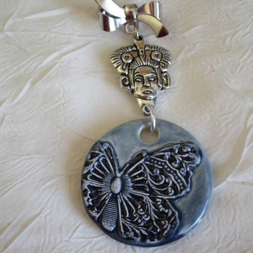 Broche métal argenté et céramique "un papillon"