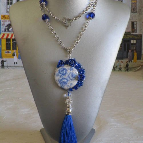 Ravissant collier plastron pendentif "un bouquet de fleurs bleues"