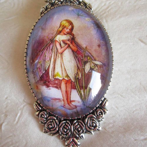 Broche en métal argenté "un petit elfe des fleurs blanche"