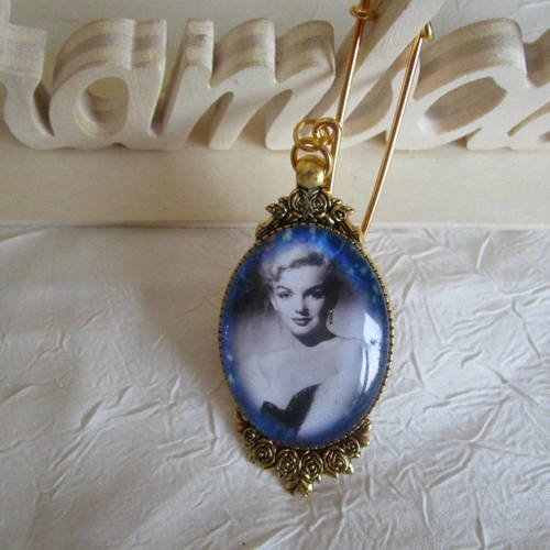 Broche en métal doré "l'élégance et la beauté de marylin"