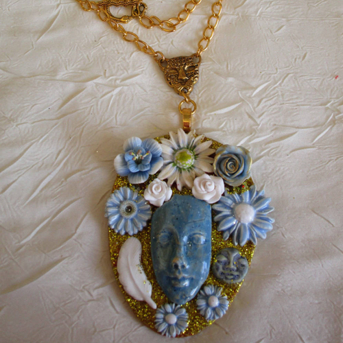 Ravissant collier avec pendentif en bois et céramique "un visage entouré de fleurs"