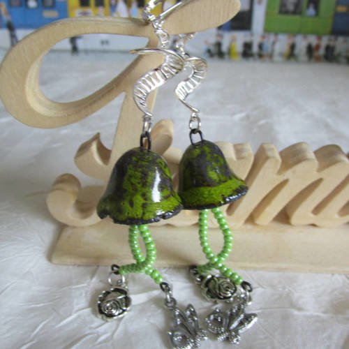 Ravissantes boucles d'oreilles en métal argenté en céramique et métal argenté "clochettes"