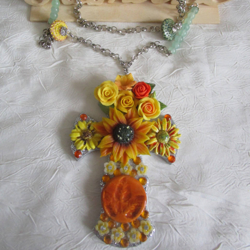 Collier pendentif "série de grandes croix fleuries". jaune et orange