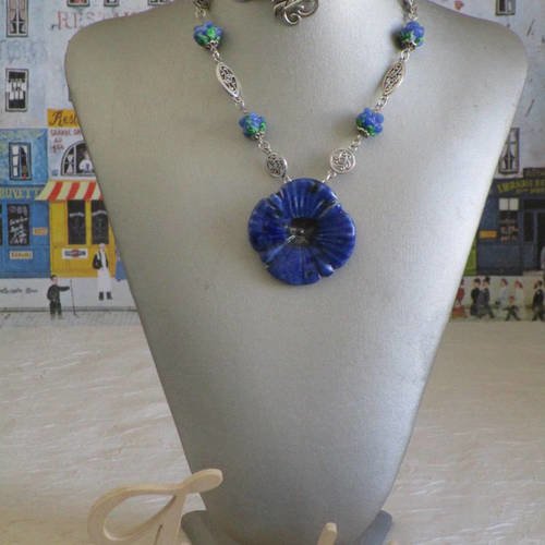Ravissant collier plastron en céramique "une fleur bleue""