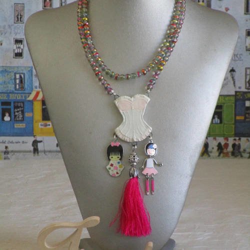 Charmant collier plastron avec pendentif en céramique "une jolie guêpière avec pompon"