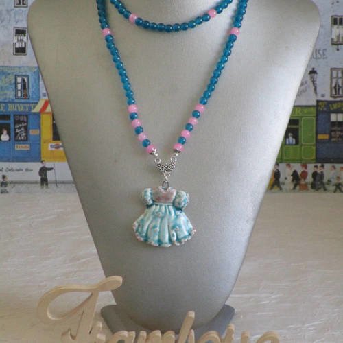 Ravissant collier plastron en perles de verre  et médaillon argile "une robe pour fillette"