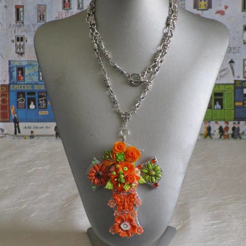 Magnifique collier pendentif "série de croix fleuries"