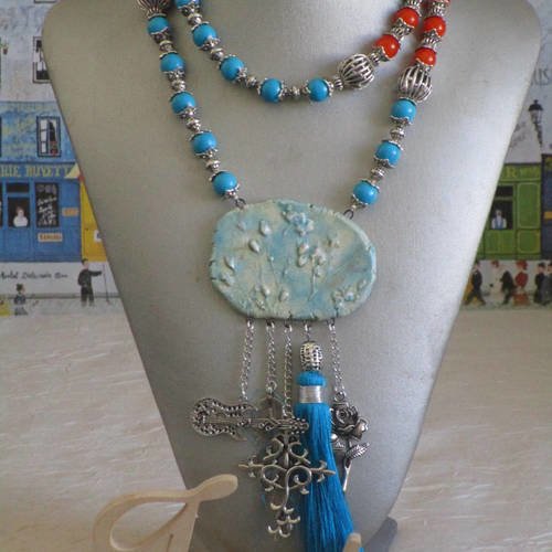 Ravissant collier plastron en perles de verre  et médaillon argile "hippie chic"