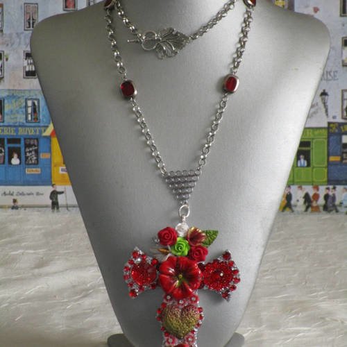 Magnifique collier pendentif "série de croix fleuries 30"