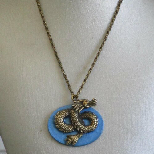 Joli petit pendentif en bois laqué &quot;un dragon en bronze sur bleu&quot;