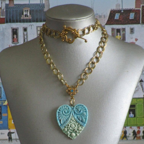 Charmant collier avec pendentif en céramique un très joli coeur en céramique