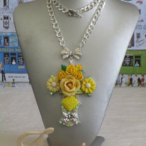 Collier pendentif &quot;série de grandes croix fleuries&quot;. jaune