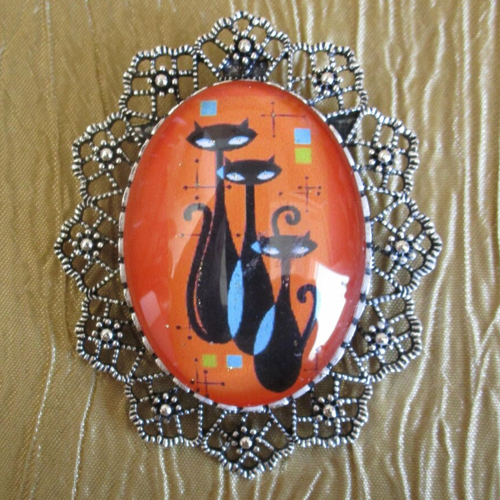 Grosse broche-pendentif  en métal argenté et verre une famille de chats oranges