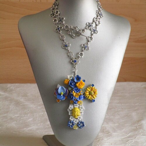 Collier pendentif &quot;série de croix fleuries &quot;