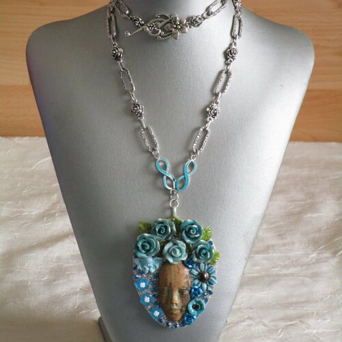 Collier pendentif métal argenté et céramique«  « un visage usé »