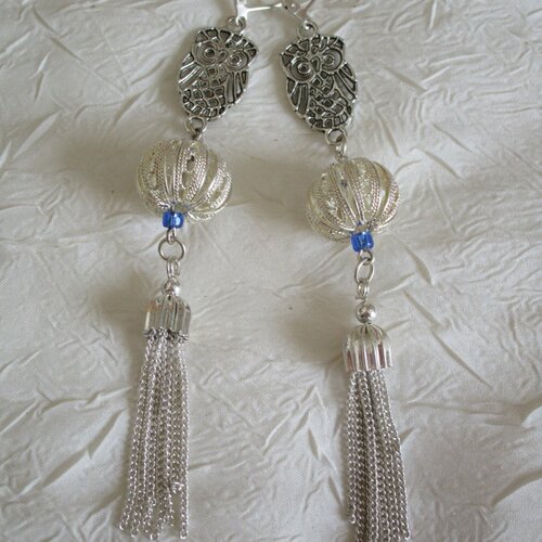 Boucles d'oreilles en métal argenté et perle méal
